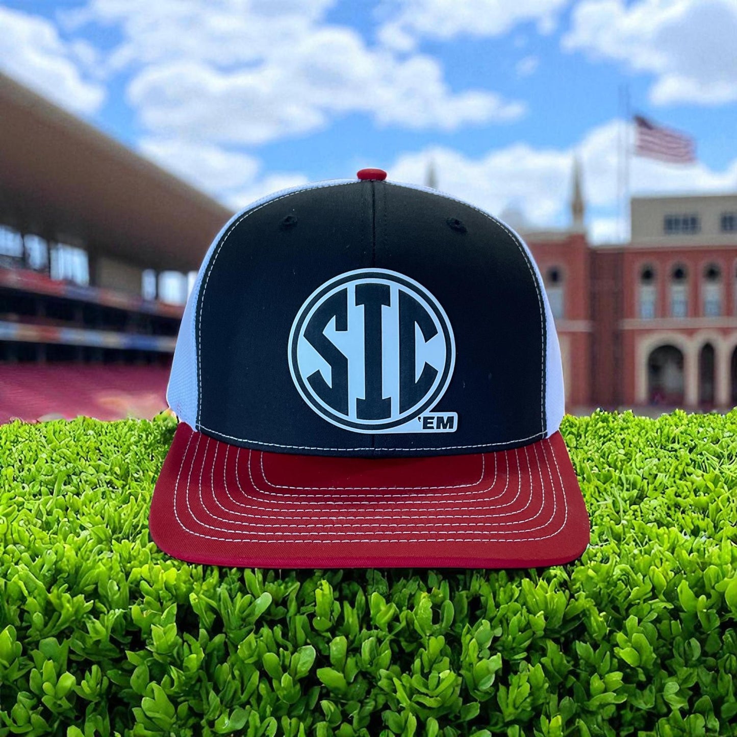 The Fan Zone UGA Sic ‘em Hat Black Front Red Bill